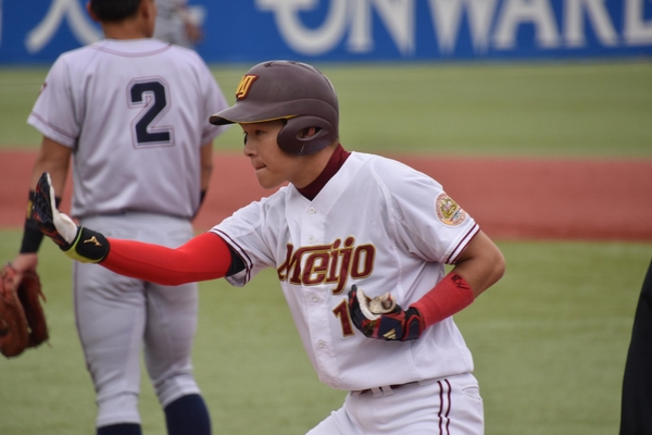 ヒットを放ち、選手を鼓舞する山蔭主将