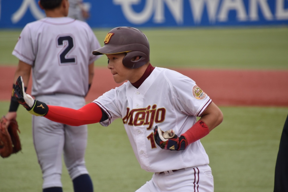 ヒットを放ち、選手を鼓舞する山蔭主将