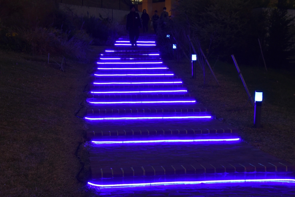 ブルーに染まった通路