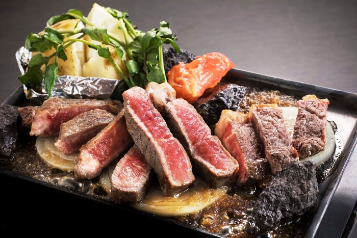 『AU産短角牛サーロインステーキ ~すりおろしリンゴ醤油だれともろみ味噌バターを添えて~』