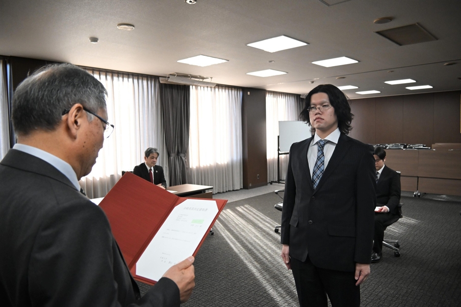 決定通知を授与される水野さん