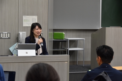 講座の目的を話す三井住友FGの亀川さん