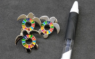 返礼品のひとつのウミガメ型SDG’sピンバッジ