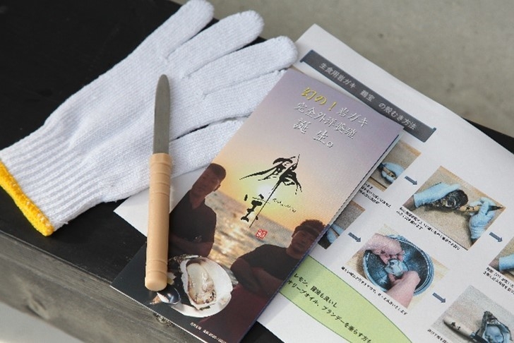 すぐ召し上がっていただけるように、殻のむき方・美味しい食べ方説明書と牡蠣ナイフ、軍手を一緒にお届けします。