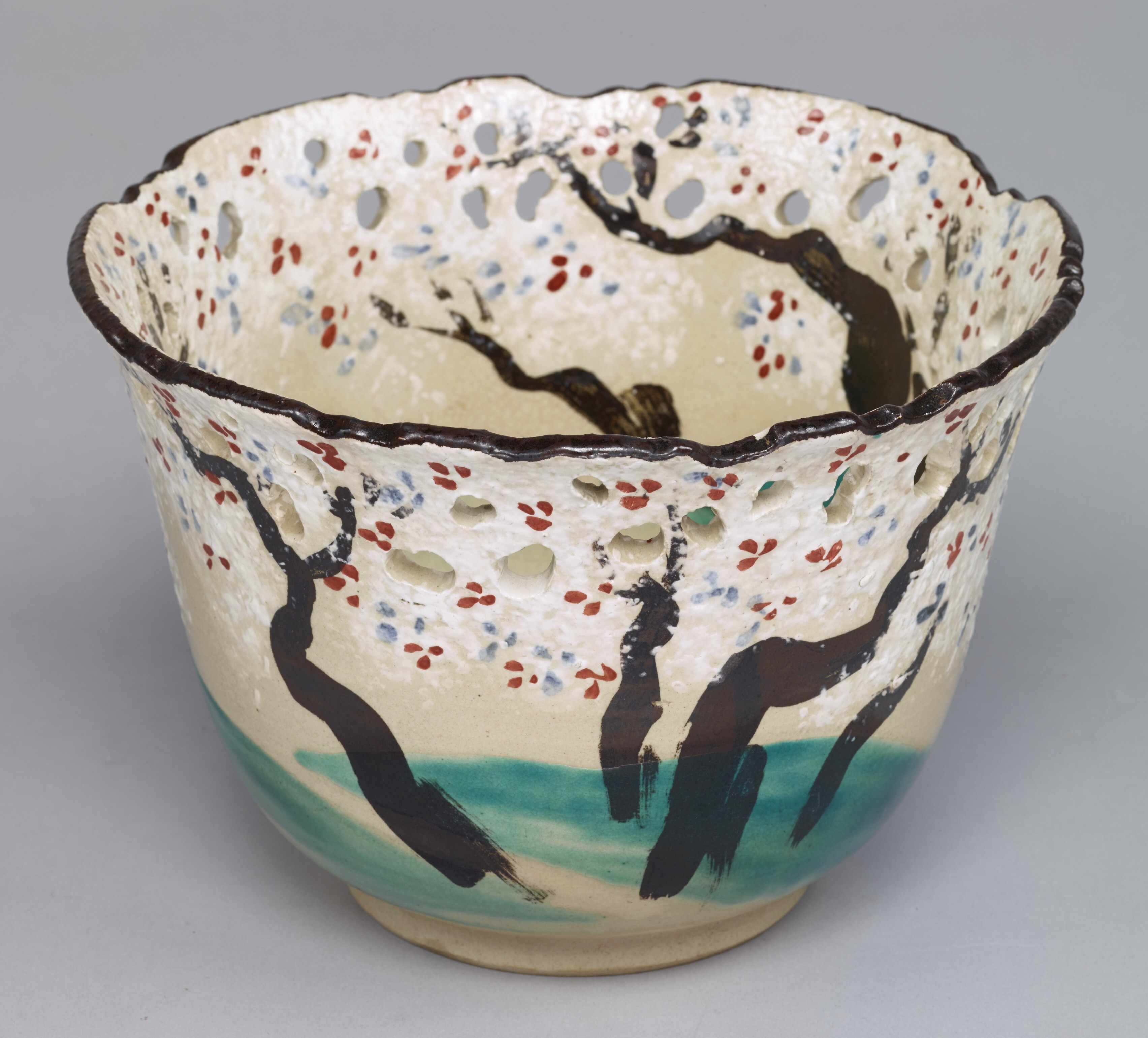 2. 色絵桜樹図透鉢