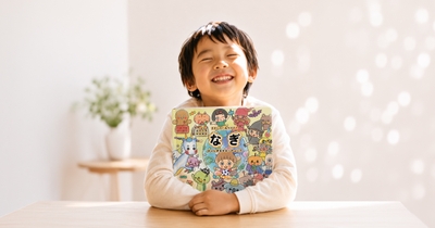 マイステラの自分の名前入り絵本を抱きしめる笑顔の男の子