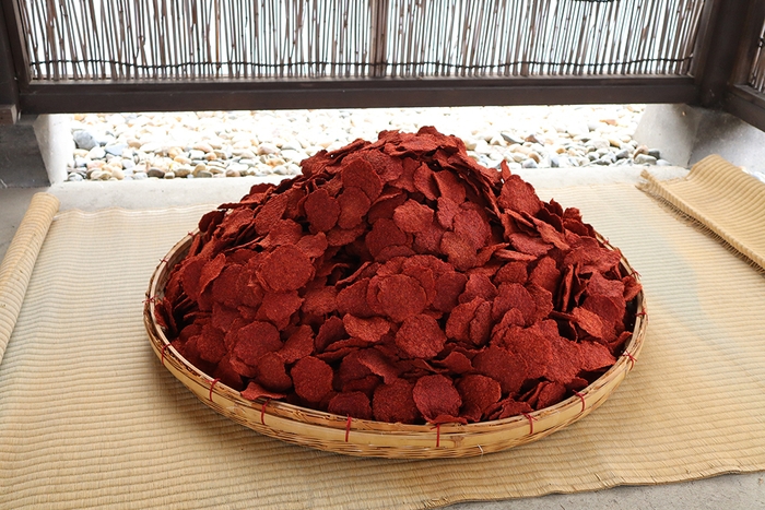 紅花を加工した紅餅(べにもち)