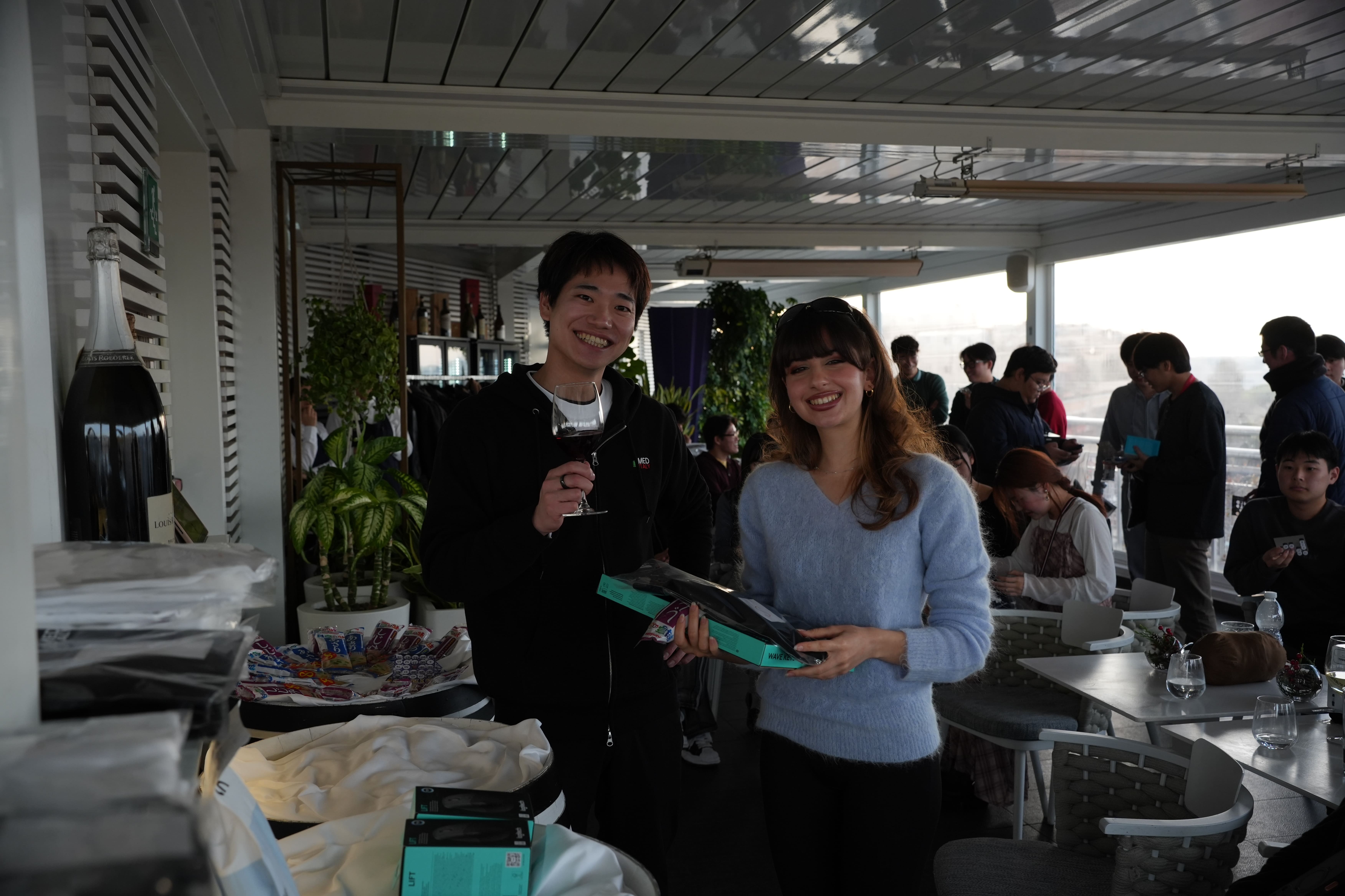 ビンゴ大会の景品授与の様子