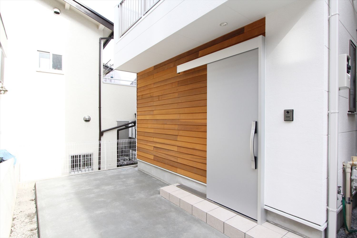 18坪の狭小住宅に雲梯やボルダリング！遊び心と家事ラクを両立した、光と風が抜ける家が完成