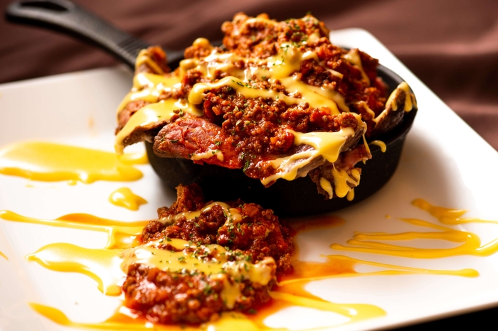 夜の名物商品「濃厚ボロネーゼの肉づくしステーキ」1,290円～(1)