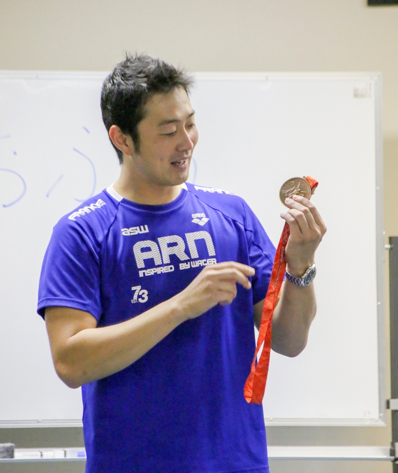 北京オリンピックの銅メダルを披露