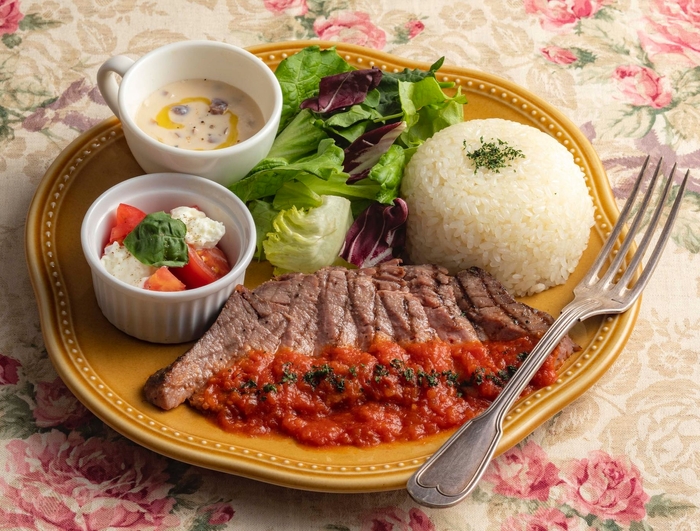 牛ステーキのグリルと石播きとまと・水牛モッツァレラのカプレーゼ ¥1,630