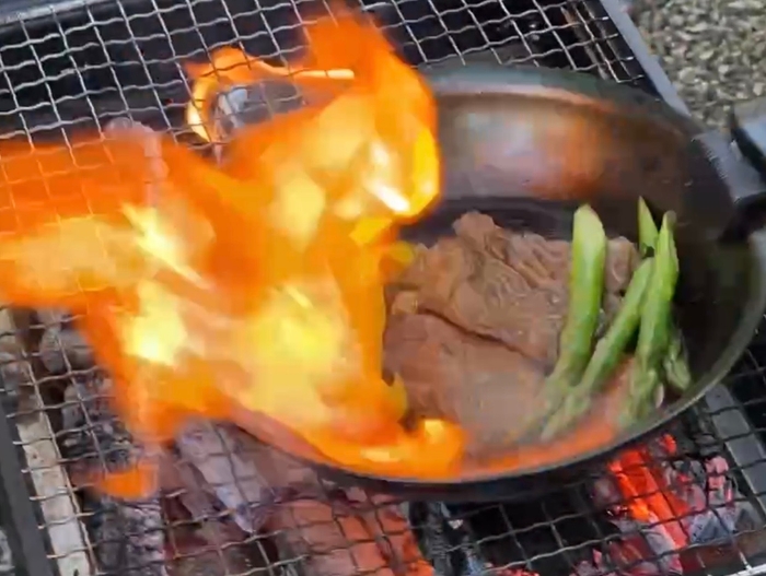 分厚い鉄板が熱くなるから、フランベも出来る!