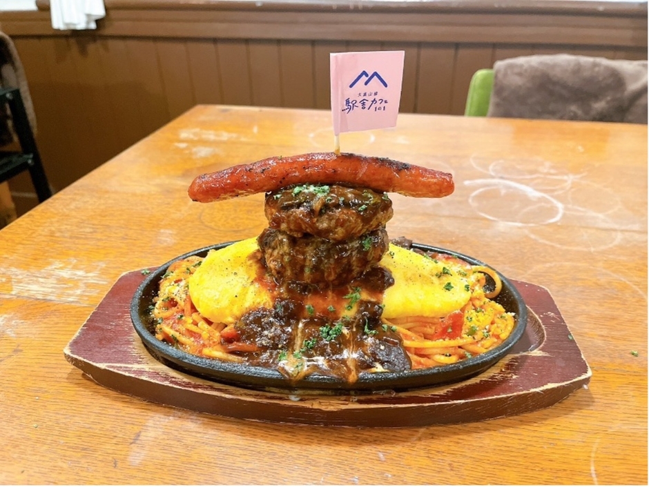 肉汁じゅわっ 贅沢オムバーグナポリタン