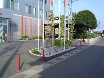 【納入事例レポート】あ、ここにも杉田エース！Vol.113カラーバリエーション豊富な樹脂製車止め「ラク・ポール」建物外装に合わせ赤色を納入しました！