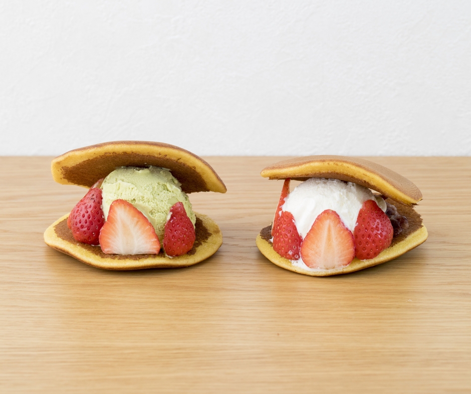 季節限定ぱふぇどらアイス　左が苺(宇治抹茶アイス)、右が苺(バニラアイス)