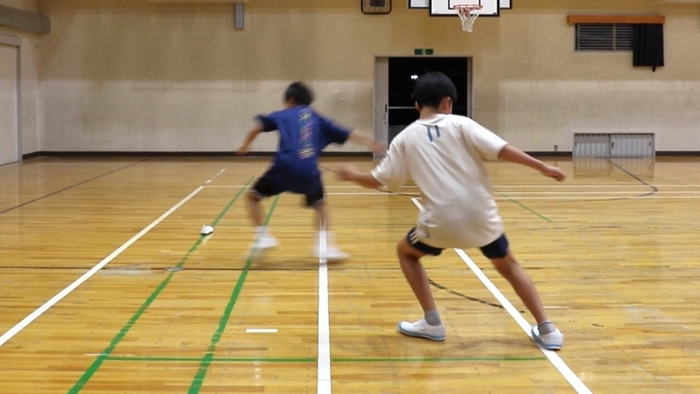 反復横跳びをする小学生