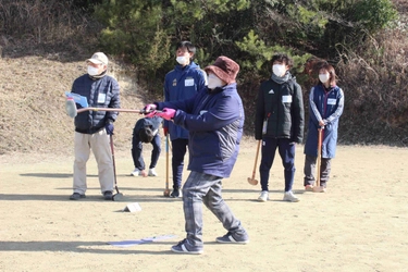 【岡山理科大学】学生と地域の高齢者がグラウンドゴルフで交流　寒風の中に歓声響く