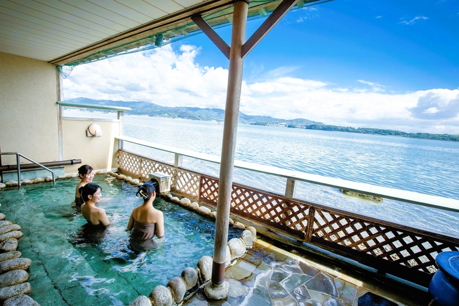 湖面すれすれ三ヶ日温泉
