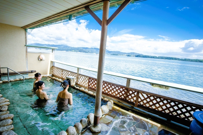 湖面すれすれ三ヶ日温泉