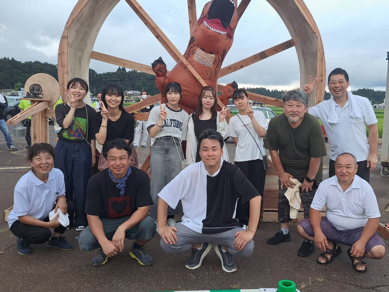 ▲地域の夏まつりに参加するミラデメンバー。 地域に根ざした活動の広がりを示す。