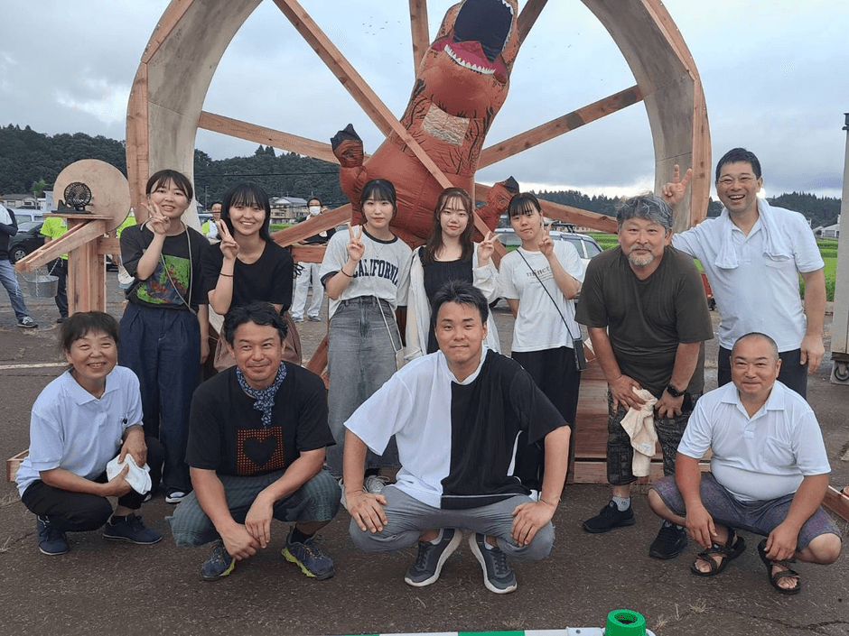 ▲地域の夏まつりに参加するミラデメンバー。 地域に根ざした活動の広がりを示す。