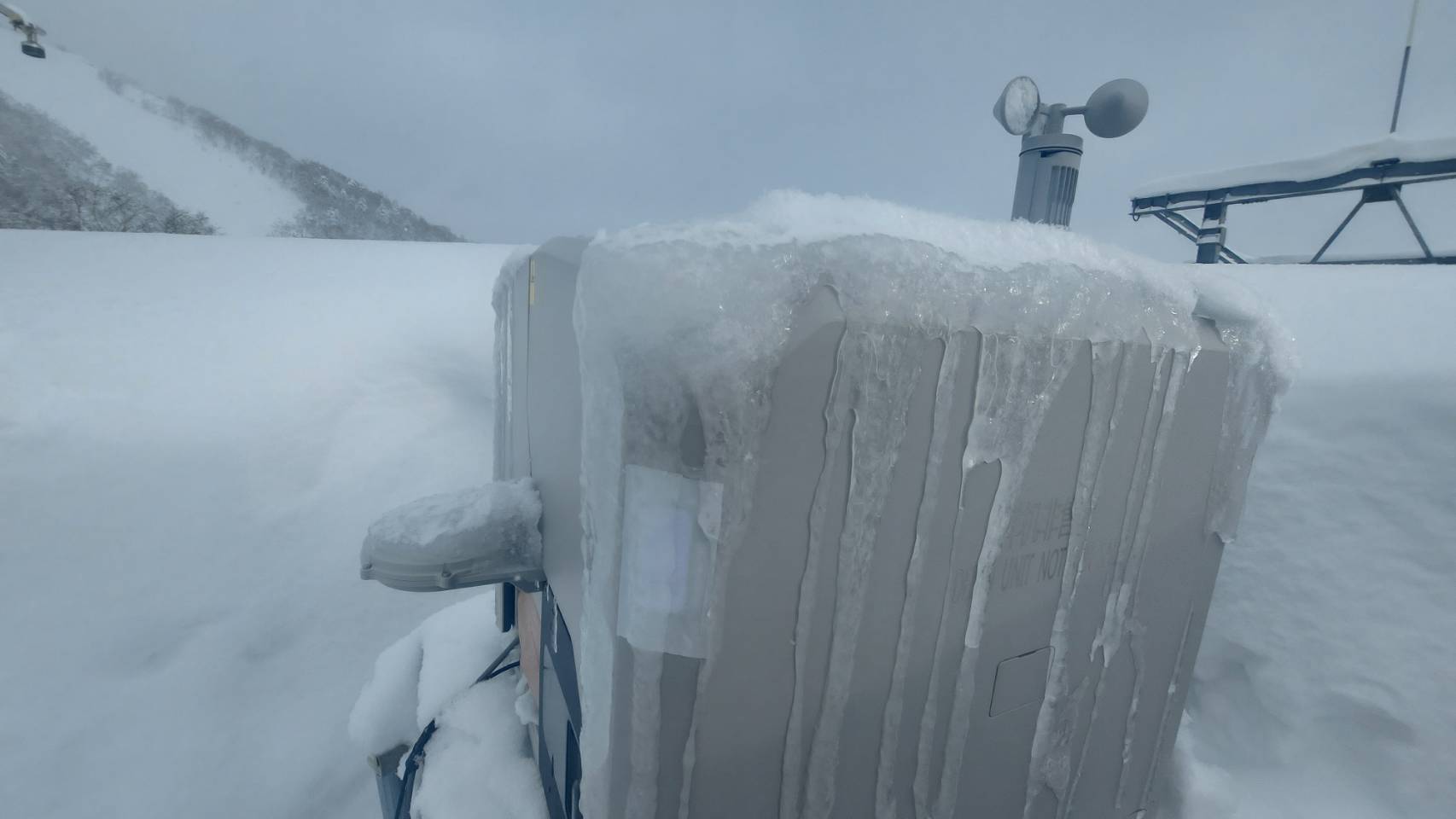 融雪した水滴が凍り付いた状態