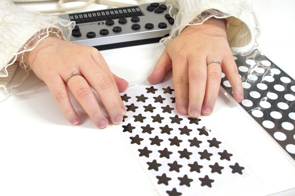 1つ1つのシールにエンボス加工(凹凸)が施されている