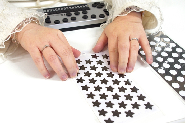 1つ1つのシールにエンボス加工(凹凸)が施されている