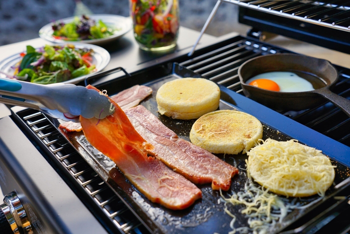 朝食は自分たちでアレンジ調理！