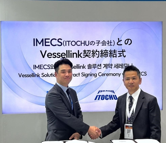 （左から）LAB021のMichael Kang CCO とIMECSの船舶部部長、原田久氏
