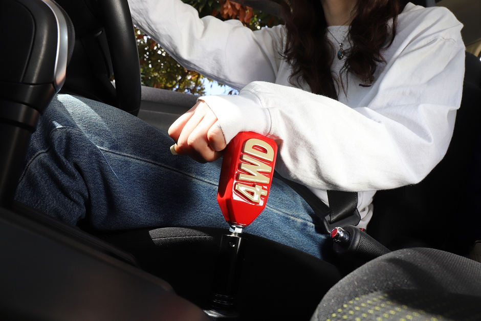 ジムニーのインテリアにアクセントを付ける4WDトランスファーノブ