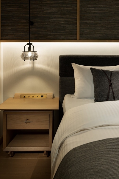 客室のムードを演出する上で欠かせない照明器具も特注品