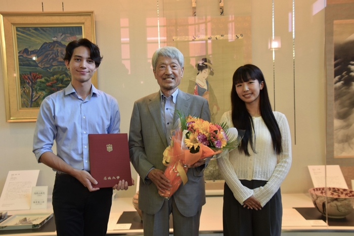 花束を贈呈した小池さん(右)、前田さん(左)と長谷川顧問