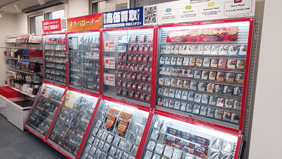 ショーケースでは特価品を販売