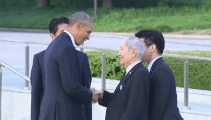 オバマ米大統領と握手する坪井直氏（２０１６年）