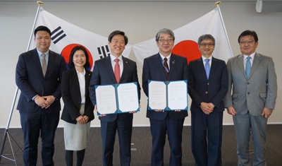 協定式での記念撮影の様子 左から国民大学国際教育院 金泰旻(キム テミン)、国際教育院長 李東恩(イ ドンウン)、総長 鄭勝列(チョン スンヨル)、近畿大学学長 細井美彦、副学長・国際交流委員長 岩前篤、国際学部長 藤田直也