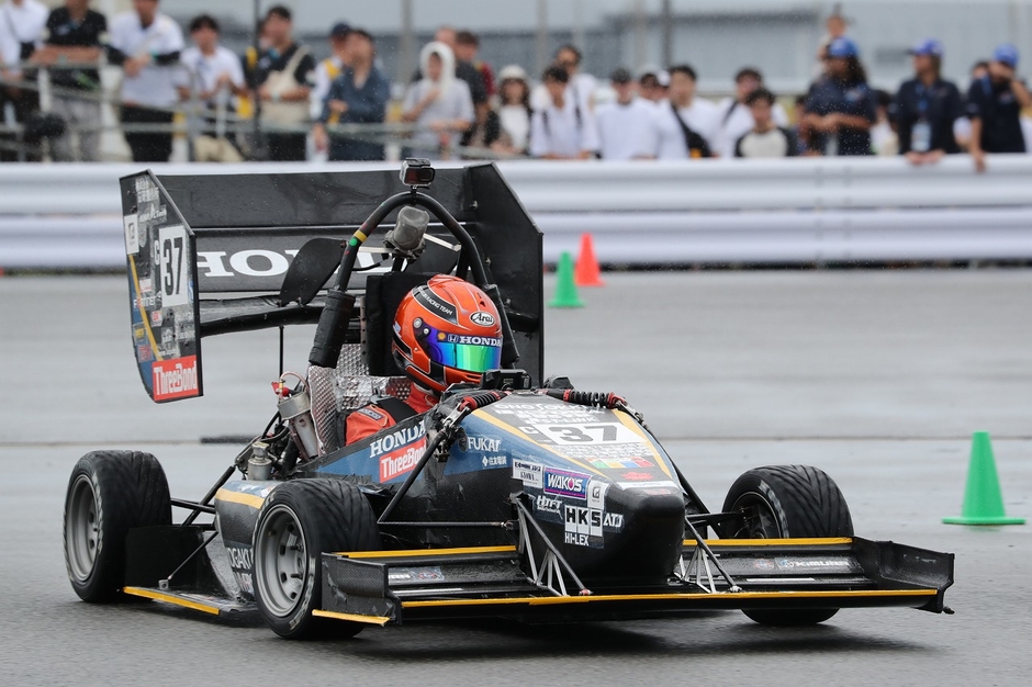 昨年の車両KRT25は、「学生フォーミュラ日本大会2025」でICVクラス12位、種目別表彰のオートクロス賞で2位を記録した。