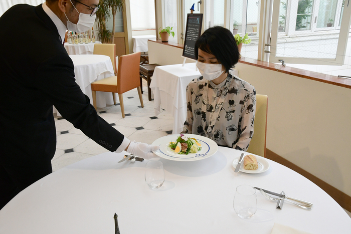 お客様のお食事に直接触れることがないよう、ご提供時には白手袋を着用しております。