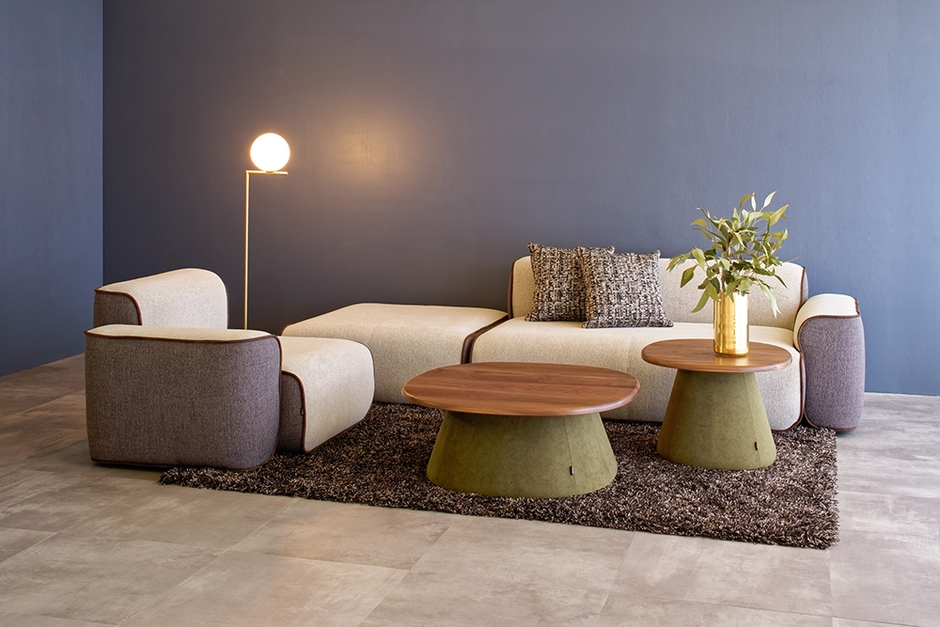  Sofa  GEMINI [Corner Set] : ￥774,290　 Table  REMORA [Low Table L/M Fabric/Walnut]  :  ¥177,760/¥107,140 　Rug  ECRU [240×170cm] :￥192,984 　Floor Lamp  SST-EU0027 : ￥143,000