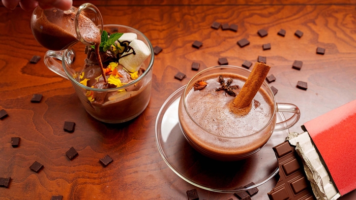 ▲Cafetta冬の新ドリンク『ダブルチョコレートアフォガード』(左)、『スパイスホットチョコドリンク』(右)
