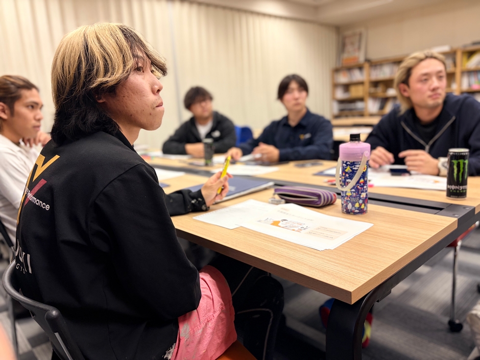 経営アカデミーのカリキュラム内で、財務や組織マネジメントの基礎を学ぶ様子。