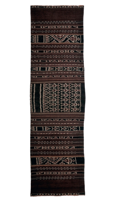 Photo.03 腰衣(婚資) レンバタ島アタデイ郡 2,250×664mm 木綿/絣/藍・茜 1970年頃 *人物の文様が入っている。