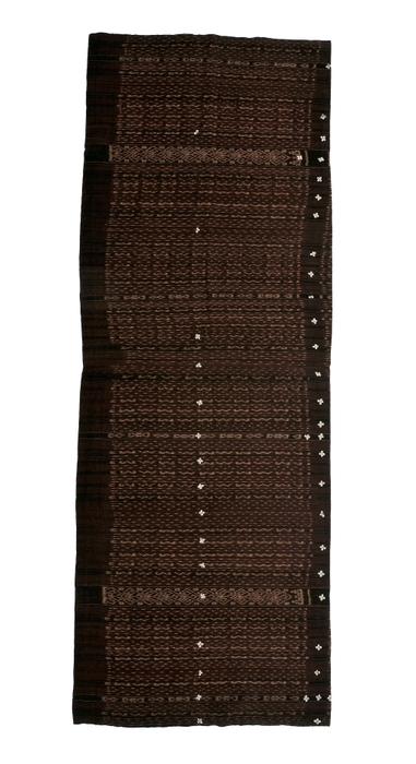 Photo.19 腰衣(婚資) フローレス島イレマンディリ郡 1,700×620mm 木綿・貝/絣/藍・茜 1970年頃 *幾何学模様と点描で構成されている。