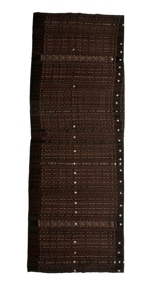 Photo.19 腰衣(婚資) フローレス島イレマンディリ郡 1,700×620mm　木綿・貝／絣／藍・茜　1970年頃 *幾何学模様と点描で構成されている。