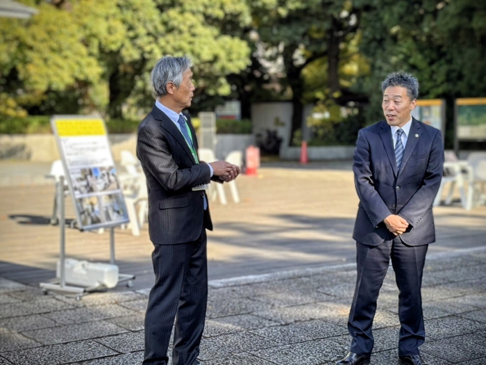 大和市庁舎前で、古谷田つとむ市長と当社代表(1)