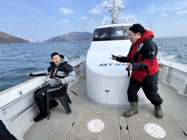魚釣りに挑戦する2人(左から長田庄平、イチキップリン)
