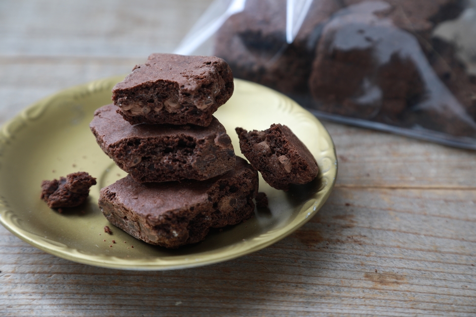 スーパーセール!!世にもおいしい割れチョコブラウニー(140g×10袋)1.4kg!!(送料・税込2,700円)