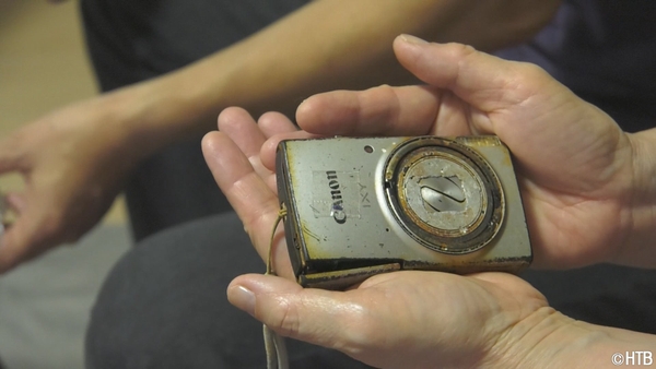 家族に返却されたカメラ(C)HTB