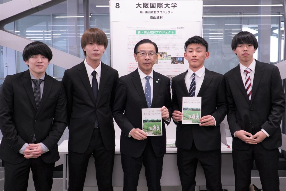 中央:西脇京都府知事